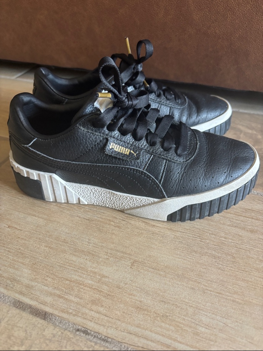 PUMA Low Top Sneakers Black White Leather Logo Lace Up Athletic Shoes Women sz 7